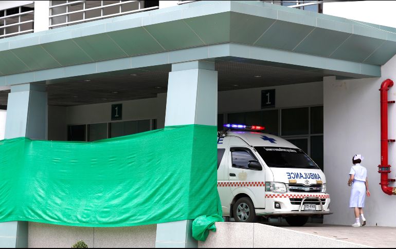 Una ambulancia pasa junto a una zona cubierta en el hospital Chiangrai Prachanukroh, en la provincia de Chiang Rai, donde están los niños que han sido rescatados. EFE/R. Yongrit