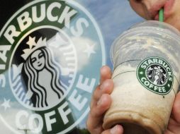 Starbucks anuncia que para el 2020 sólo usará materiales biodegradables como papel y cartón especial. AP / ARCHIVO