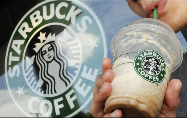 Starbucks anuncia que para el 2020 sólo usará materiales biodegradables como papel y cartón especial. AP / ARCHIVO