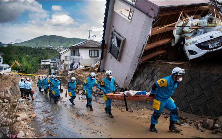 Las autoridades niponas llegan a recomendar la evacuación de 5.9 millones de ciudadanos de 19 prefecturas durante el fin de semana, y el domingo más de 30 mil personas pasaron la noche en refugios. AFP / M. Bureau