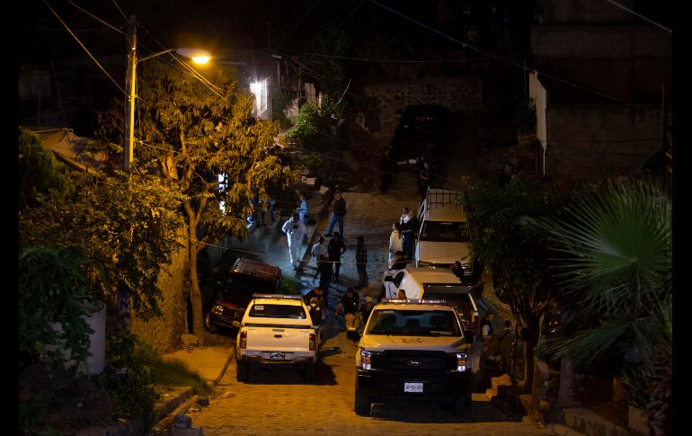 Elementos de la Fiscalía General del Estado de Jalisco, expertos forenses y policías municipales acudieron al sitio.