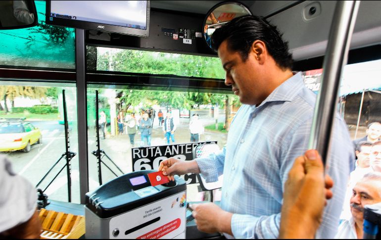 Aristóteles se subió a una de las unidades de la nueva ruta troncal 03 Belisario la mañana de este lunes. EL INFORMADOR / G. Gallo