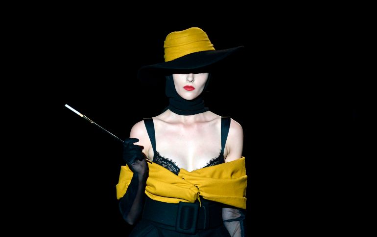 Una modelo desfila en la presentación de la colección primavera/verano de Andrés Sarda, en el marco de la Mercedes Benz Fashion Week en Madrid. AFP/O. Del Pozo