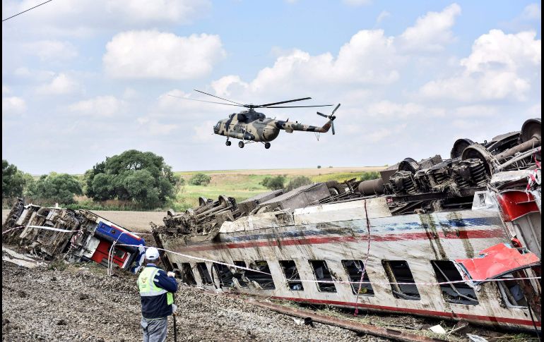 Un helicóptero sobrevuela el sitio donde ayer se descarriló un tren en Tekirdag, Turquía. Veinticuatro personas murieron, según un nuevo balance anunciado hoy por las autoridades. AFP/DHA
