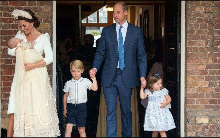 El príncipe Guillermo junto a sus hijos Jorge y Carlota, y Catalina en brazos al príncipe Luis. AP / D. Lipinski