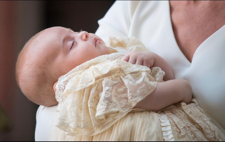 El príncipe Luis vistió un traje color crema con encaje. AFP / D. Lipinski