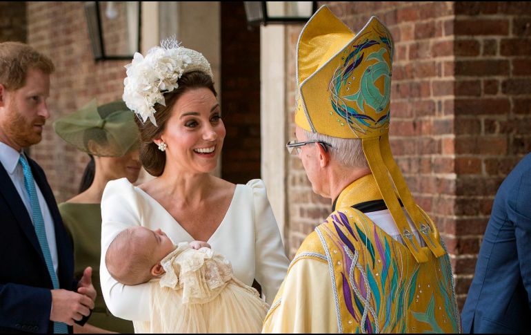 El príncipe Luis vistió un traje color crema con encaje. AFP / D. Lipinski