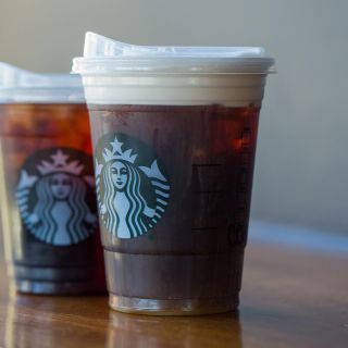 Con nueva tapa en vasos Starbucks dice adiós a sus popotes