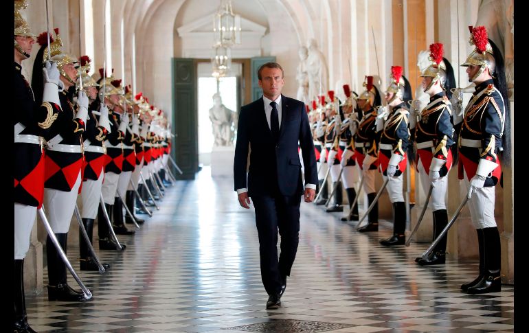 El presidente francés, Emmanuel Macron, camina en el castillo de Versalles para dirigirse a las dos cámaras del Congreso, reunidas de forma excepcional en Versalles, Francia. AFP