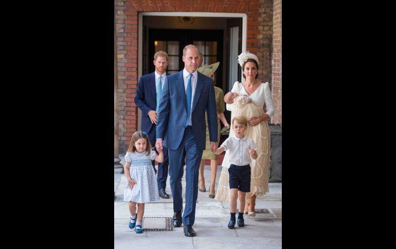 La duquesa Catalina de Cambridge sostiene a su hijo, el príncipe Luis, junto a su esposo, el príncipe Guillermo (c), que lleva de la mano a sus dos hijos mayores, el príncipe Jorge y la princesa Carlota, durante el bautizo del príncipe Luis en la Capilla Real del palacio de Saint James en Londres. AFP/D. Lipinski