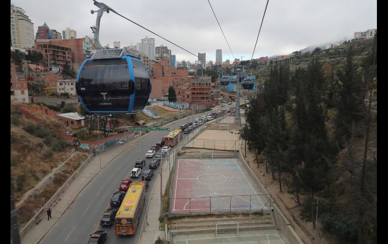 La séptima línea del teleférico en un ensayo previo a su inauguración oficial en La Paz, Bolivia. La nueva línea tiene la capacidad para trasladar hasta ocho mil personas por hora en sus dos sentidos y es considerada la más veloz por su recorrido de seis metros por segundo. EFE/M. Alipaz