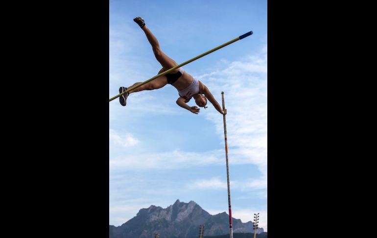 La suiza Lea Bachmann de compite en salto con garrocha femenino, durante la Reunión Internacional de Atletismo en Lucerna, Suiza. EFE/A. Wey