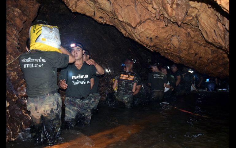 Rescatistas intentan drenar agua de la cueva para encontrar a los menores, de entre 11 y 16 años, y su entrenador, de 25, quienes se aventuraron la noche del 23 de junio, tras su entrenamiento. Imagen difundida el 2 de julio. EFE/REAL EJÉRCITO DE TAILANDIA
