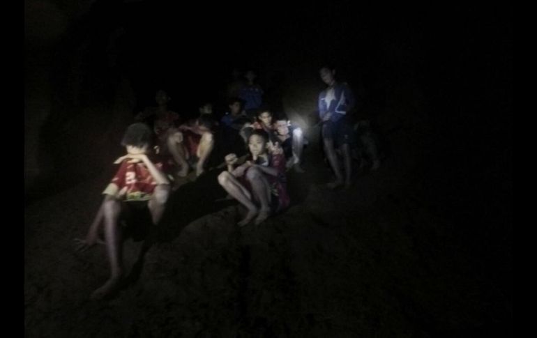 El grupo estaba refugiado en un estrecho saliente rodeado de agua, a unos cuatro kilómetros en el interior. EFE/REAL EJÉRCITO DE TAILANDIA