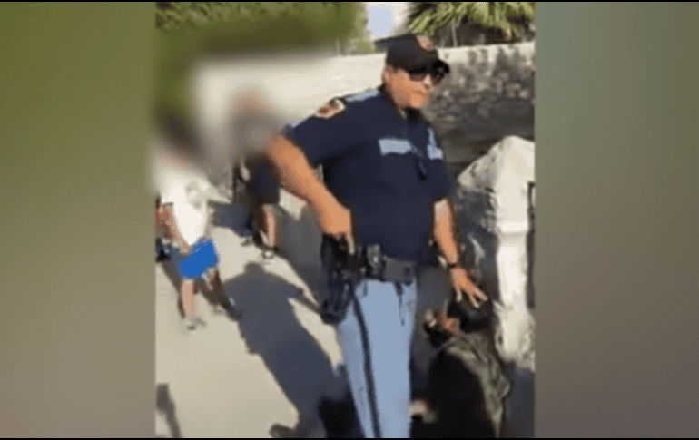 En el video, que ha sido visto en línea millones de veces, se escucha a uno de los niños insultando al agente antes de que éste saque su arma. YOUTUBE / KSAT 12