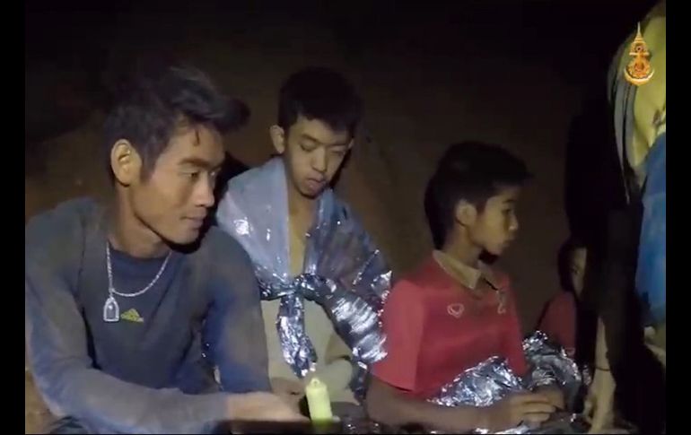 Una de las capturas de un video grabado el 3 de julio, en el cual los niños saludaron y dijeron su nombre. EFE/REAL EJÉRCITO DE TAILANDIA