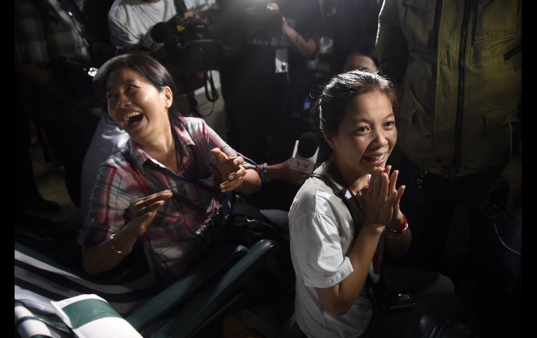 Familiares de los niños reaccionan ante la buena nueva en las cercanías de la cueva. Algunos padres llevaban días durmiendo ahí en espera de noticias. AFP/ARCHIVO