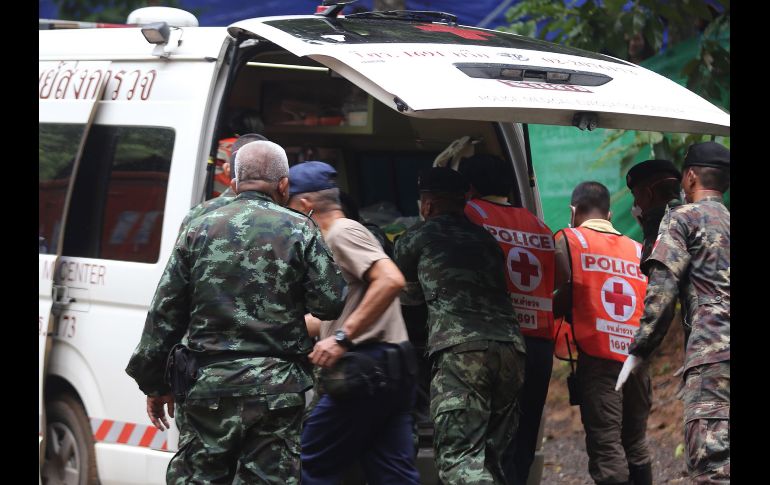 La evacuación en ambulancia de a uno de los niños tras sacarlo el domingo de la cueva Tham Luang. Cuatro menores fueron rescatados en el primer día. EFE/CHIANG RAI PR OFFICE