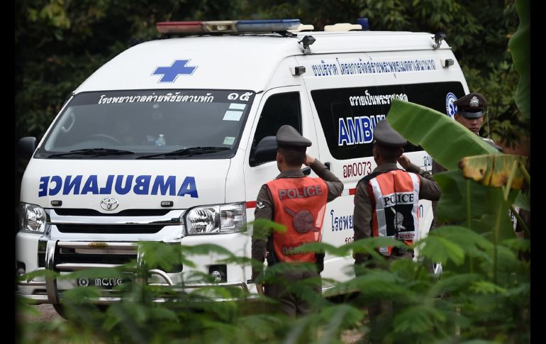 Una ambulancia sale de la zona de la cueva el 9 de julio. Grupos de buzos rescataron este lunes a otros cuatro niños