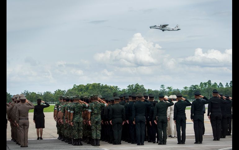 Un ex miembro de la Marina tailandesa murió el 5 de julio, por culpa de no tener suficiente oxígeno, tras haber suministrado provisiones al grupo atrapado en la cueva. En la imagen, militares y policías despiden en Chiang Raila aeronave con los restos del buzo Saman Kunan. AFP/ARCHIVO