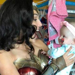 Gal Gadot visita hospital de niños vestida de Wonder Woman