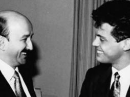 Felicidad. Carlos Salinas de Gortari le entregó su carta de naturalización al cantante. ESPECIAL