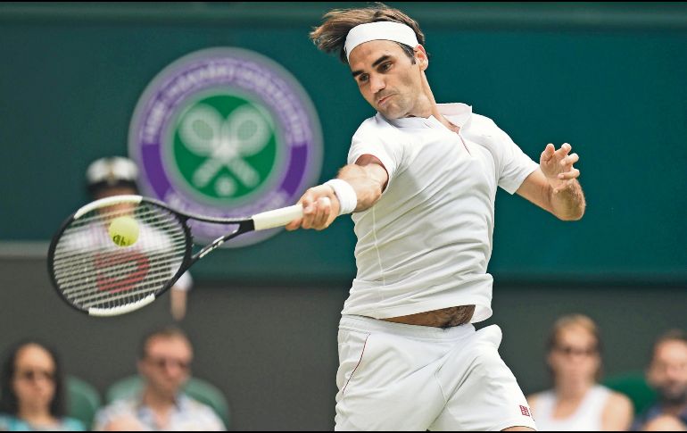 Roger Federer. El suizo regresa una bola al francés Adrian Mannarino, a quien superó en tres sets para acceder a los Cuartos de Final del torneo londinense. AFP