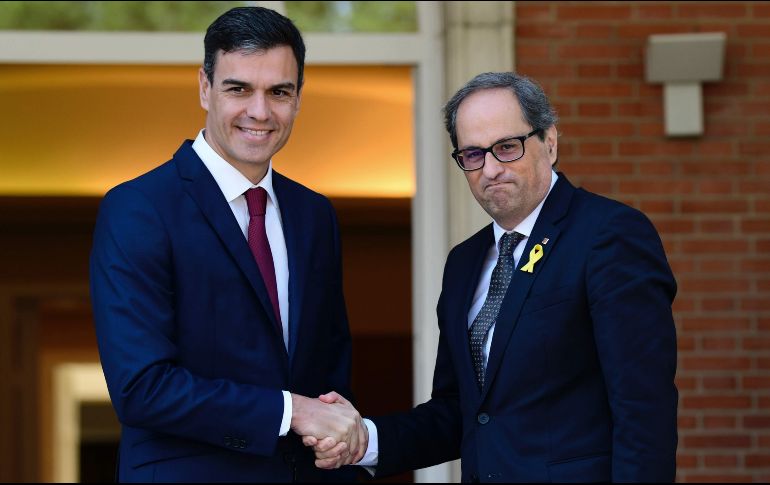 Quim Torra (Izq.), dijo a Sánchez (Der.) que el Gobierno catalán “no renuncia a ninguna de las fórmulas para llegar a la independencia”. AFP/J. Soriano