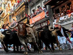 A gran velocidad y compactos, los animales hicieron el recorrido de algo más de ochocientos metros hasta la plaza de toros. AFP/J. Jordán