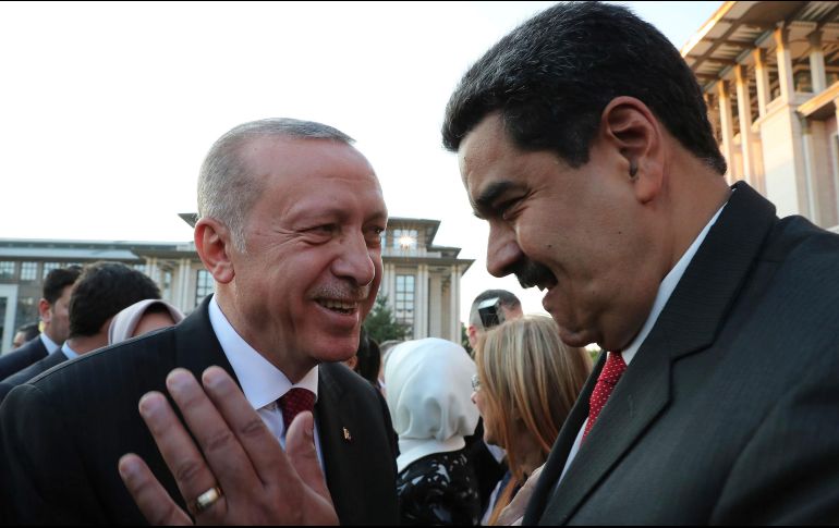 Nicolás Maduro (d) habla con Erdogan (i) luego de la toma de posesión del mandatario turco. AP/Oficina de Presidencia