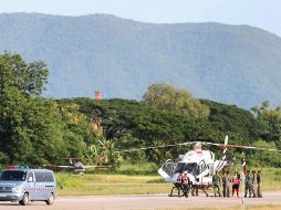 Soldados y policías tailandeses evacúan en helicóptero a uno de los niños rescatados en una base aérea en la provincia de Chiang Rai. EFE/R. Yongrit
