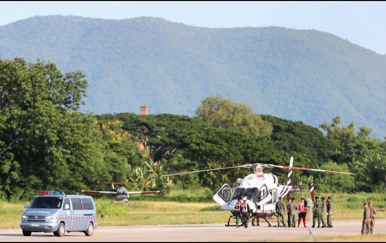 Soldados y policías tailandeses evacúan en helicóptero a uno de los niños rescatados en una base aérea en la provincia de Chiang Rai. EFE/R. Yongrit
