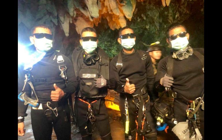 Después de que los últimos cinco rescatados abandonaran esta tarde la cueva, salieron los últimos cuatro miembros de la Marina tailandesa que participaban en el operativo. AP/REAL EJÉRCITO DE TAILANDIA