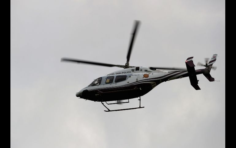 Un helicóptero de la policía tailandesa traslada presuntamente a uno de los niños tras evacuarlo el 10 de julio. EFE/R. Yongrit