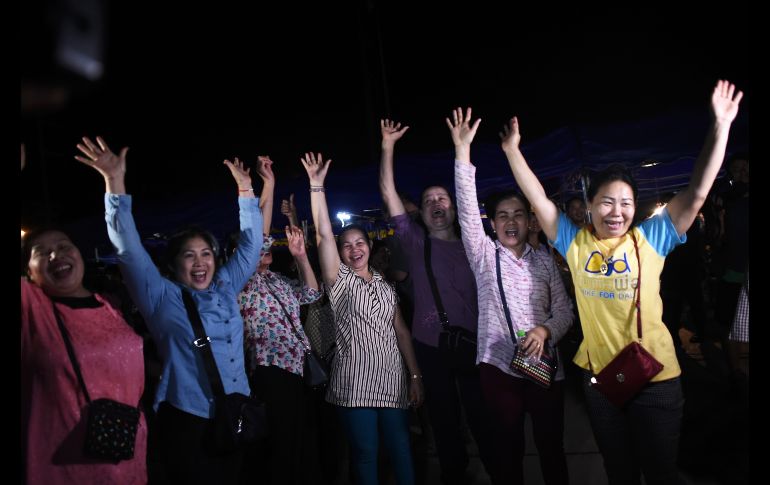 Voluntarios festejan en el centro de prensa improvisado en Mae Sai, luego de la conclusión del rescate. AFP/Y. Aun Thu