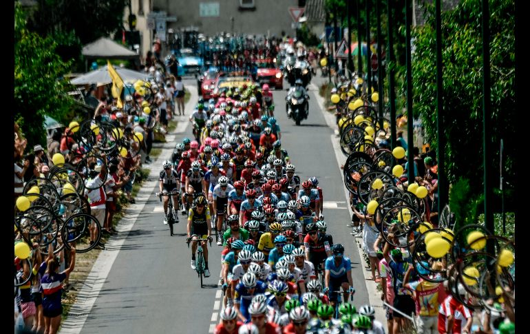 El pelotón pasa por Sarzeau, Francia, durante la cuarta etapa del Tour de Francia. AFP/P. Lopez