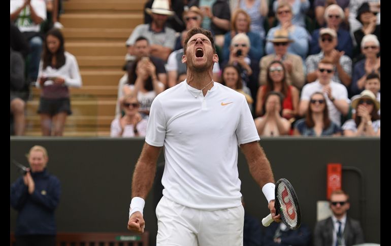 El argentino Juan Martín del Potro festeja tras vencer al francés Gilles Simon en la cuarta ronda del torneo de Wimbledon, en Londres. AFP/O. Scarff