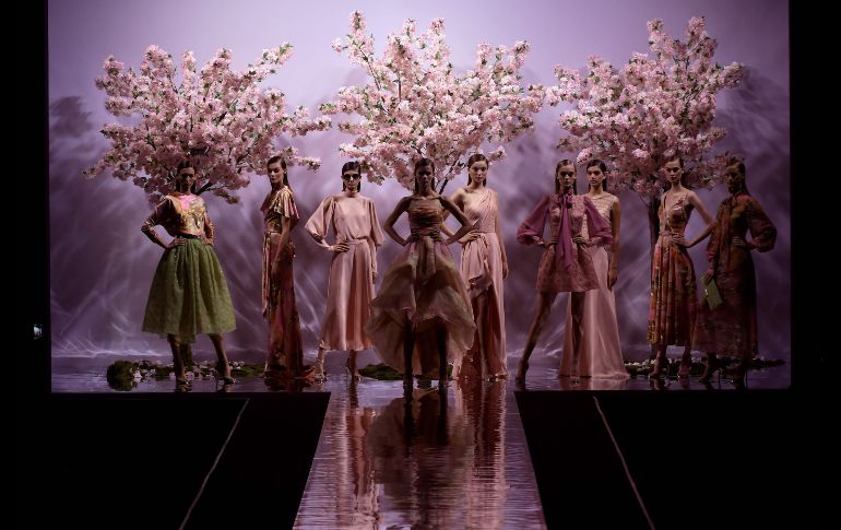 Modelos presentan diseños de la colección primavera/verano de Hannibal Laguna en la Mercedes Benz Fashion Week de Madrid. AFP/O. Del Pozo