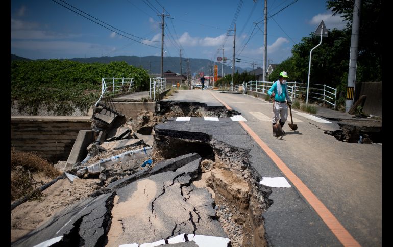 Un camino luce dañado por los efecctos de inundaciones en Mabi, Japón. El número de fallecidos a raíz de las lluvias torrenciales registradas en el sudoeste de Japón asciende ya a 157. AFP/M. Bureau