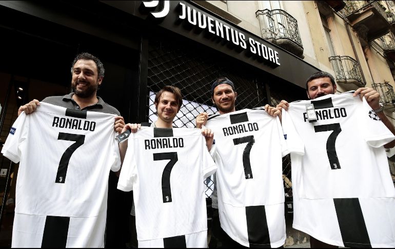Las camisetas con el nombre y número del portugués causan furor en Italia. AFP/I. Bonotto