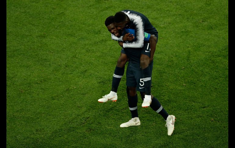 Samuel Umtiti (i) festeja con Ousmane Dembele (d) tras vencer a Bélgica en el estadio de San Petersburgo. AFP/A. Dennis