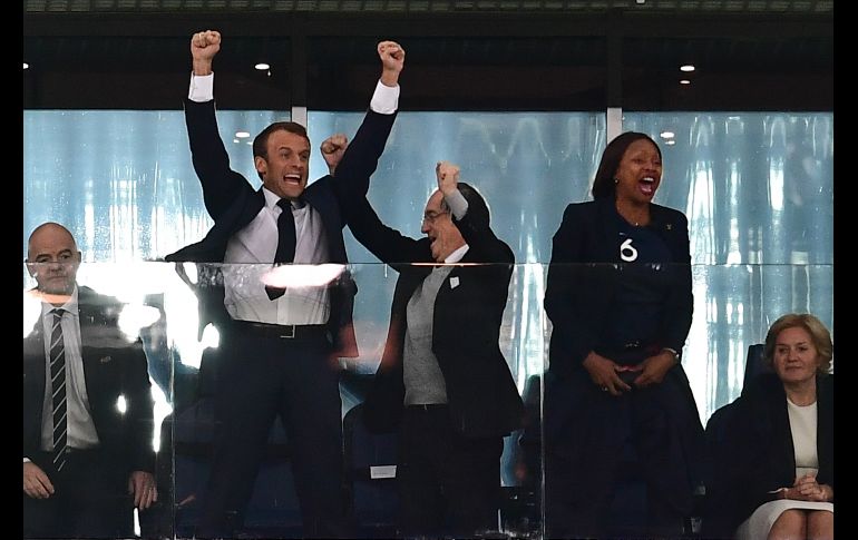 El presidente de Francia, Emmanuel Macron (i) festeja el triunfo de la Selección de su país desde el estadio. AFP/G. Cacace