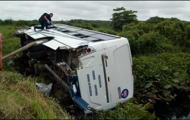El percance ocurrió sobre la carretera Veracruz-Cardel, a la altura de la colonia Chalchihuecan, en uno de los principales accesos y salidas del puerto. TWITTER / @PoliciaFedMx