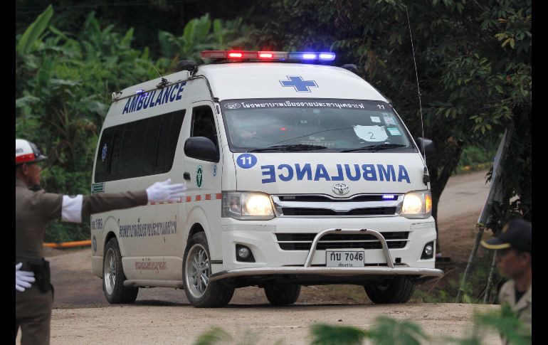 Una ambulancia sale de la zona en la cueva Tham Luang, Tailandia, donde hoy fueron sacados otros cuatro menores y su entrenador. Los equipos de rescate completaron la evacuación de los 13 atrapados desde el pasado 23 de junio. EFE/P. Tasiri