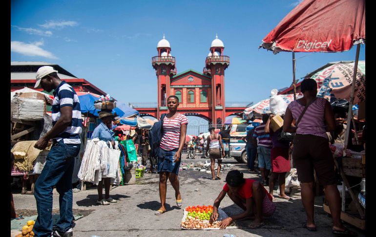 Personas acuden a un mercado en Puerto Príncipe, Haití. El país vive hoy su segundo y último día de huelga de transporte convocada por los sindicatos tras las violentas protestas del fin de semana por un aumento en los precios de los combustibles, que el Gobierno dejó sin efecto poco después del anuncio. EFE/Jean M. Hervé