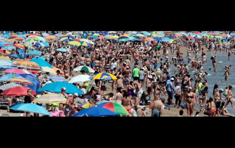 Personas abarrotan la playa de la Malvarrosa, en la ciudad española de Valencia. EFE/K. Försterling
