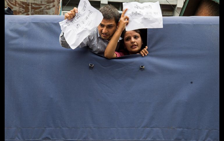 Un grupo de activistas pro Derechos Humanos son detenidos por la policía por vitorear eslóganes contra el gobierno frente al Singhdurbar, la sede del Gobierno, en Katmandú, Nepal. EFE/ N. Shrestha