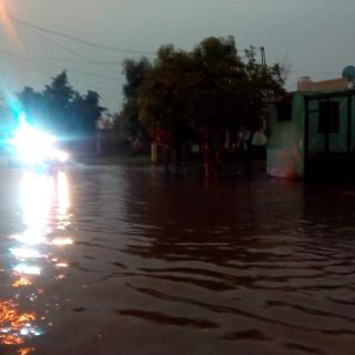 Tras lluvia rescatan a mujer embarazada de vivienda en Tlajomulco
