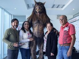 El personaje realiza aullidos y se maneja mediante un control remoto. MEXSPORT / V. León