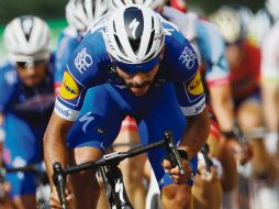 Rumbo a la victoria. Fernando Gaviria se emplea a fondo en el sprint para ganar la cuarta etapa. EFE